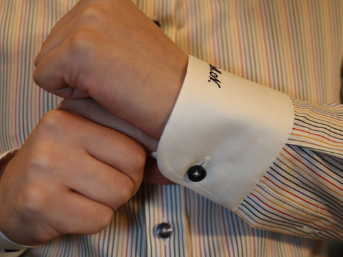 Polsino con bottone rotondo