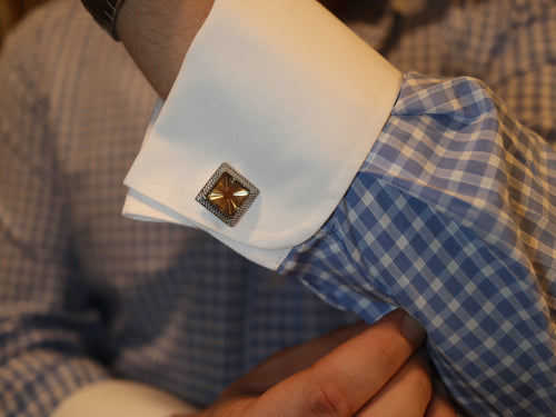 Polsino con bottone quadrato